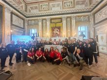 Foto di gruppo allargata a tutti i partecipanti alla conferenza stampa