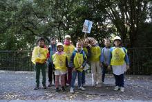 Bimbe e bimbi della "Mazzini" durante una delle due linee Pedibus
