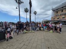 Foto di gruppo in largo Calasetta al termine dell'attività di raccolta mozziconi