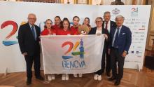 Le ragazze della Ginnastica Genova in posa con Walter e Michela Muzzi, e i presidenti Giuseppe Raiola e Antonio Micillo