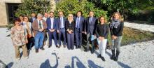 Foto di gruppo nel "verde" di Palazzo Tursi: presenti assessori, partner del progetto, rappresentanti del mondo della scuola