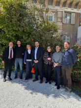 Foto nel cortile di Tursi con relatori e relatrici della conferenza stampa: sullo sfondo una siepe di camelie