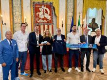 Foto di gruppo nel Salone di Rappresentanza: presenti tra gli altri la sindaca Salis, il presidente Felugo e Fondelli