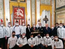 foto di gruppo degli atleti e delle autorità con il trofeo