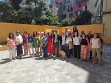 Foto di gruppo nel cortile del locale di vico Vegetti: presenti assessora Coppola, assessore Patrone, presidente Cosso