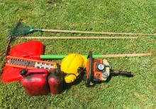 attrezzi da giardinaggio su prato