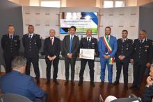 Foto di gruppo durante la cerimonia - Si riconoscono l'assessore comunale alla sicurezza e il comandante della Polizia Locale