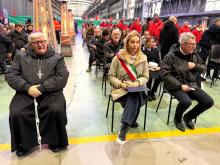 La sindaca Salis seduta tra l'arcivescovo di Genova monsignor Marco Tasca e Maurizio Landini