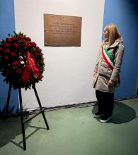 La sindaca Salis davanti alla targa che proclama l'unità dei lavoratori contro il terrorismo