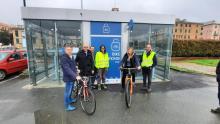 Foto davanti alla velostazione di Pra: presenti tra gli altri assessore Campora, presidente Barbazza, assessore Pesce Maineri
