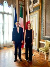 Il console Tavera a fianco della sindaca Salis davanti alle bandiere di Genova, Italia ed Europa, a Palazzo Tursi