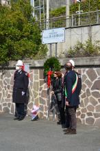 la targa, la corona di alloro e i due agenti di polizia locale in alta uniforme