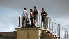 un gruppo di giovani sul mirador di palazzo rosso