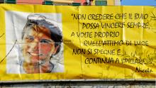 striscione giallo con la foto del volto di NIcola Di Giorgio 