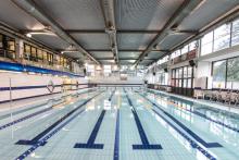 Foto della vasca e delle tribune della piscina Foltzer di Rivarolo