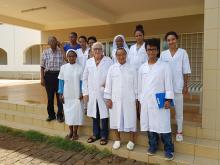 professor Valente con un gruppo di sanitari in Madagascar