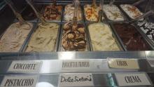 particolare di banco di gelateria con vaschetta gelato gusto dolce sinfonia