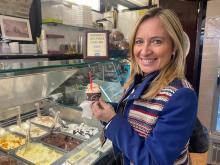 Paola Bordilli in gelateria