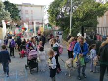 Giochi su strada con bimbi e famiglie davanti alla scuola