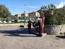 due agenti di polizia locale depongono la corona ai piedi del cippo