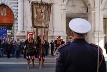 Il gonfalone del Comune di Genova prima della deposizione delle corone in via XX Settembre