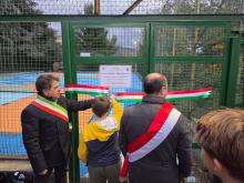 Il momento del taglio del nastro: un bimbo con le forbici in mano tra l'assessore Ferrante e il presidente Ivaldi Il momento del taglio del nastro: un bimbo con le forbici in mano tra l'assessore Ferrante e il presidente Ivaldi