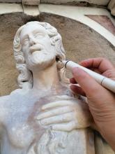 Foto di dettaglio del restauro della statuetta di San Giovanni Battista