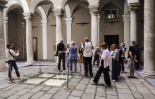 perosne in visita nell'atrio di un palazzo
