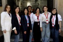 un gruppo di guide in posa 