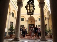 colonne e atrio con visitatori