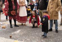 Giochi con i bambini in piazza Fontane Marose