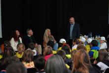 Il dirigente scolastico Alessandro Morgante durante la festa al teatro Iqbal