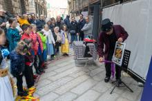 Spettacolo per bambini in via Garibaldi