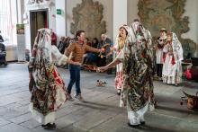 Un bimbo balla insieme a figuranti in abiti della tradizione