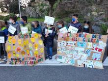 bambini con catelli variopinti sul tema della manifestazione