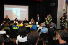 Una agente della Polizia Locale, durante la festa, spiega ai più piccolo ruolo e importanza dei "vigili"