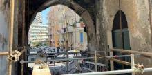 Fase di allestimento dei ponteggi sotto il "voltino" di via XVIII Fanciulli, a Pegli