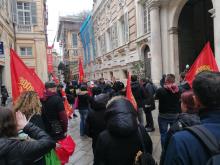 manifestanti con bandiere in via garibaldi