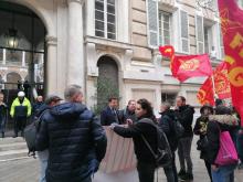lavoratori manifestano davanti a Tursi