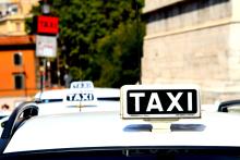 I tettucci di alcuni taxi incolonnati (foto di Johannes Krasser da Pixabay) I tettucci di alcuni taxi incolonnati (foto di Johannes Krasser da Pixabay)