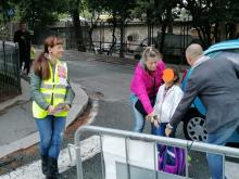 Una coppia di genitori lascia la propria bambina a una volontaria presso il point "kiss and go" 