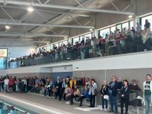 La tribuna della piscina durante la cerimonia di inaugurazione
