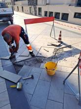 Lavori in corso su un tratto sconnesso di passeggiata