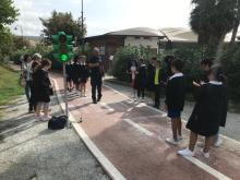 Un momento della lezione di educazione stradale tenuta dagli operatori di Polizia Locale