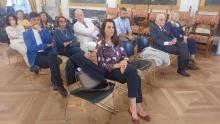 assessore Rosso e persone sedute in salone di rappresentanza