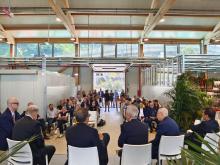 la conferenza stampa all'interno del mercato