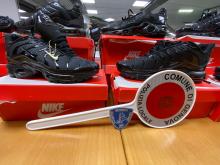 Dettaglio scarpe sequestrate