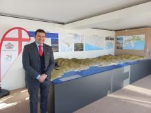 mipim mascia, in posa davanti al plastico