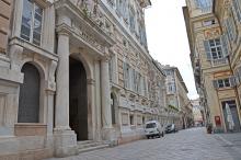 scorcio prospettico  di via Garibaldi con, a sinistra, l'ingresso di palazzo Tursi