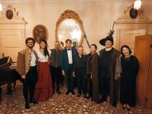 foto di gruppo cantanti in costume
